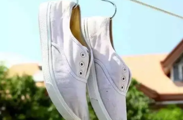 小白鞋干洗变黄