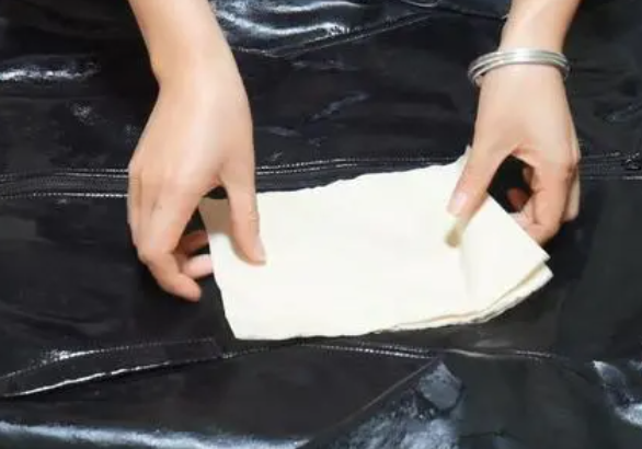 干洗店皮衣折法