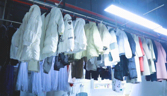 干洗店洗涤衣服