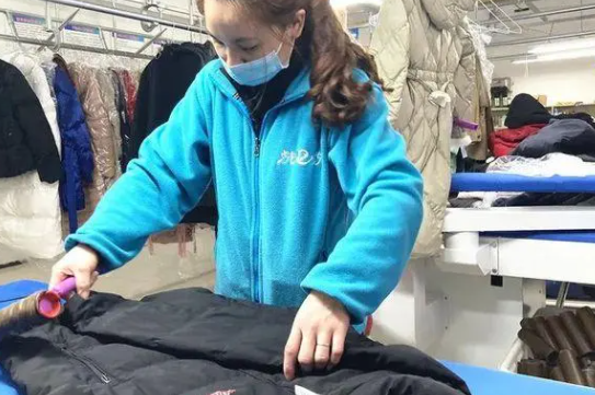 干洗店熨大衣