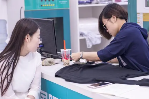 干洗店干洗风衣流